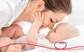 Mamma e figlio che si coccolano in un momento d'amore