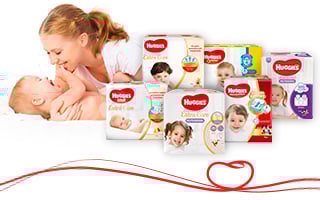 Mamma e figlio che giocano e ridono con tutta la linea di prodotti Huggies®